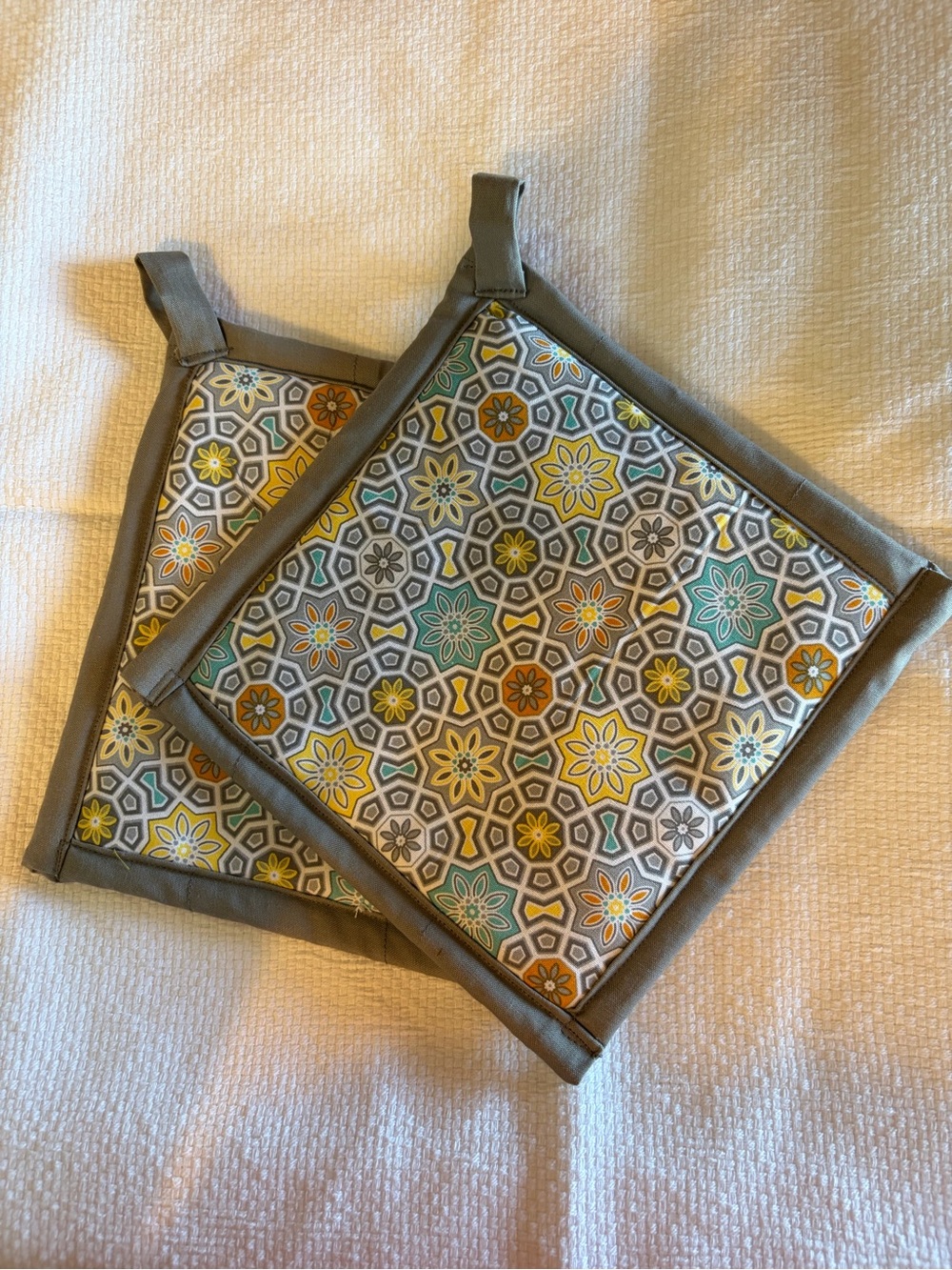 Gray Floral Geometric Pot Holders - Kitchen Linen Set